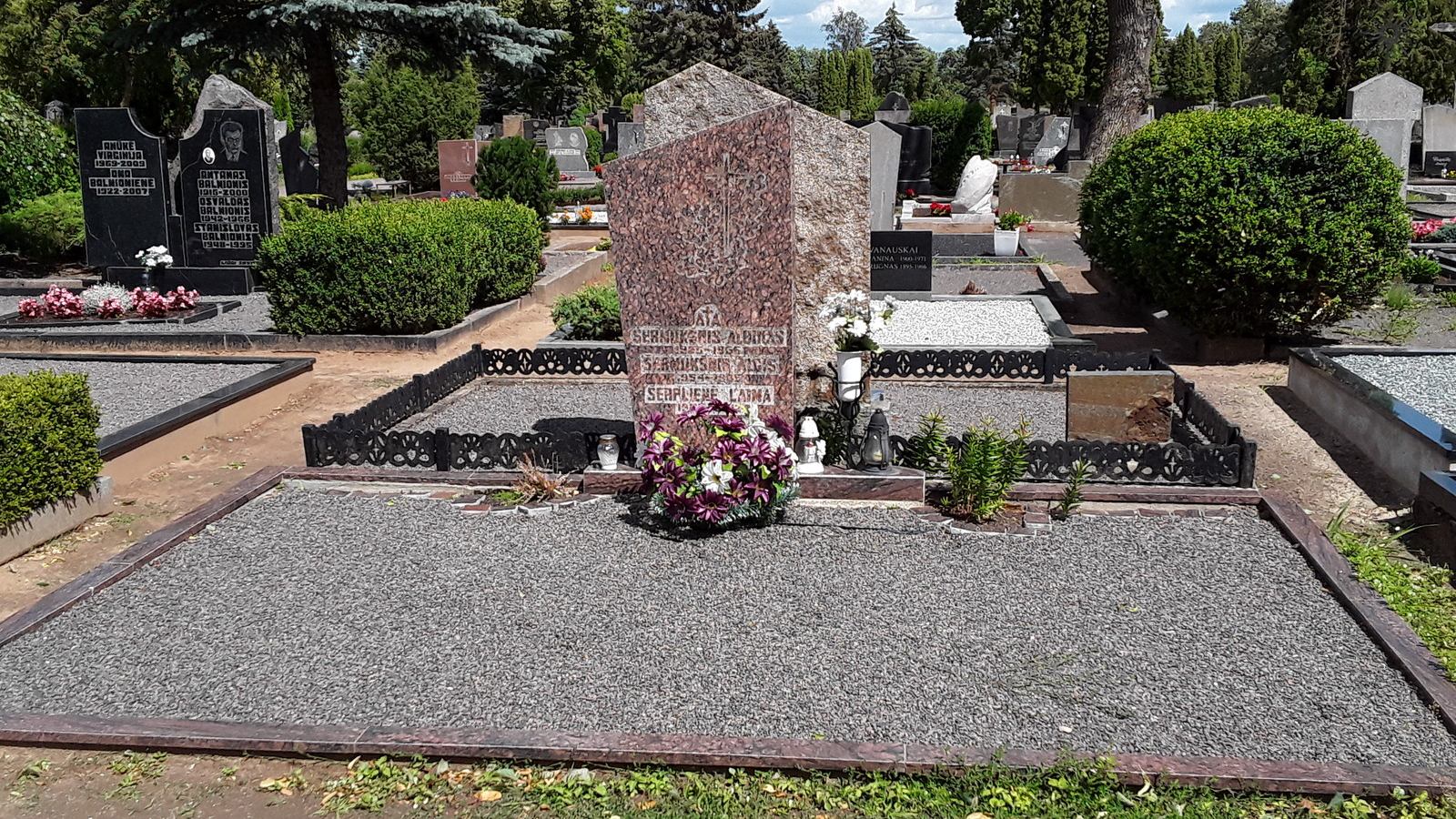 Albino Šermukšnio ir jo vaikų Algio ir Laimos kapas Panevėžio kapinėse, 2019 m.